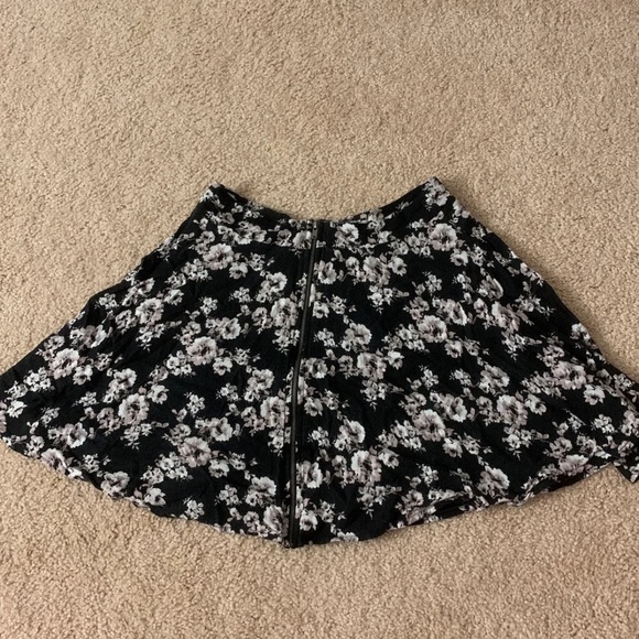 Forever 21 floral skirt - Picture 2 of 3
